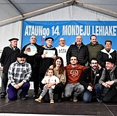 Mondeju Beltza lehiaketako irabazleak, epaimahaiko eta antolakuntzako kideekin.