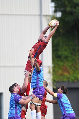 Un jugador del Ampo gana una touche en una imagen de archivo.