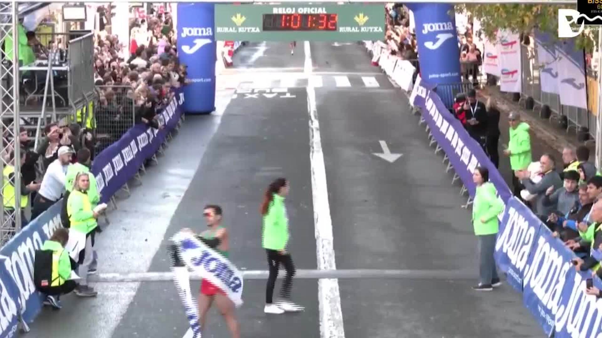 La llegada de Raúl Celada a meta de la Behobia-San Sebastián