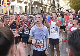 Alex Roca, emocionado tras llegar a la meta en Donostia.