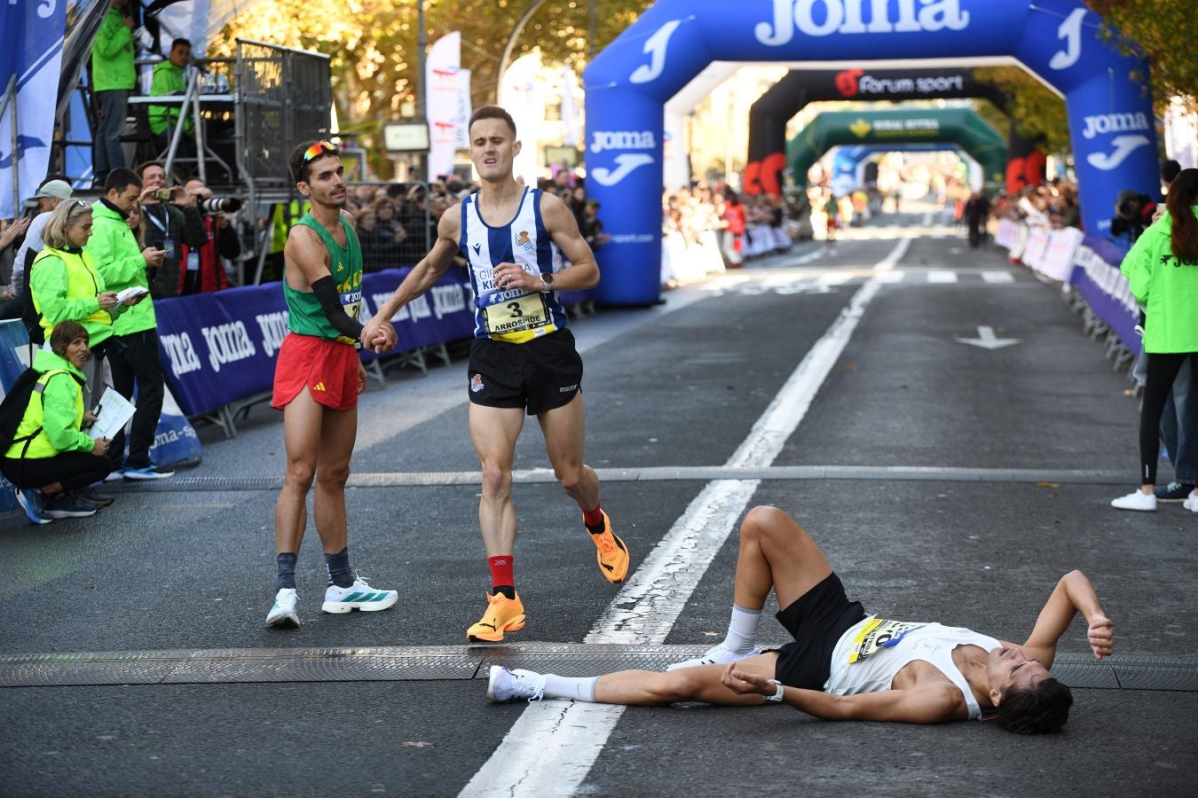 La llegada a meta de los atletas de élite: Raúl Celada y Katherine Tisalema se llevan la Behobia