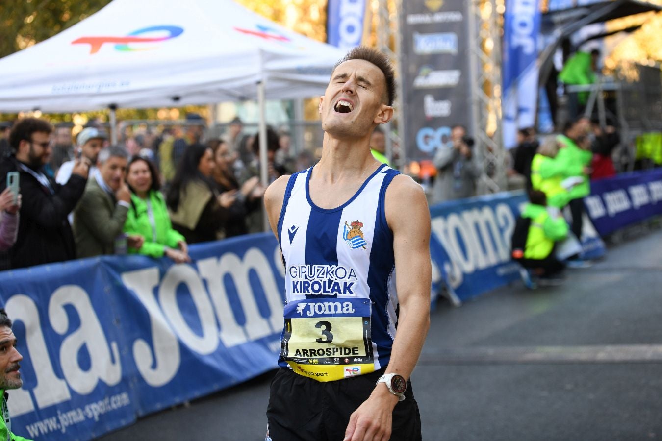 La llegada a meta de los atletas de élite: Raúl Celada y Katherine Tisalema se llevan la Behobia