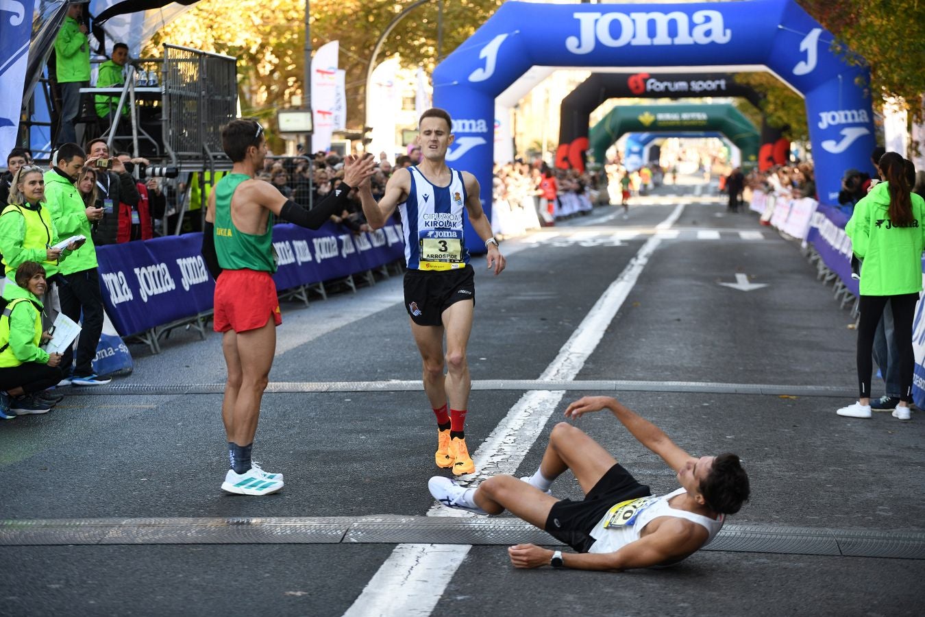 La llegada a meta de los atletas de élite: Raúl Celada y Katherine Tisalema se llevan la Behobia