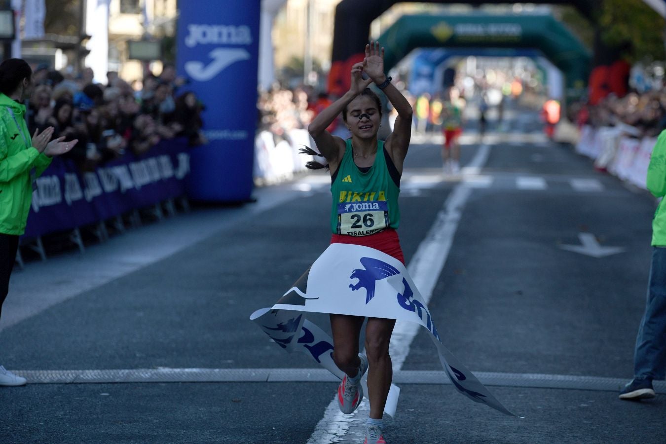 La llegada a meta de los atletas de élite: Raúl Celada y Katherine Tisalema se llevan la Behobia