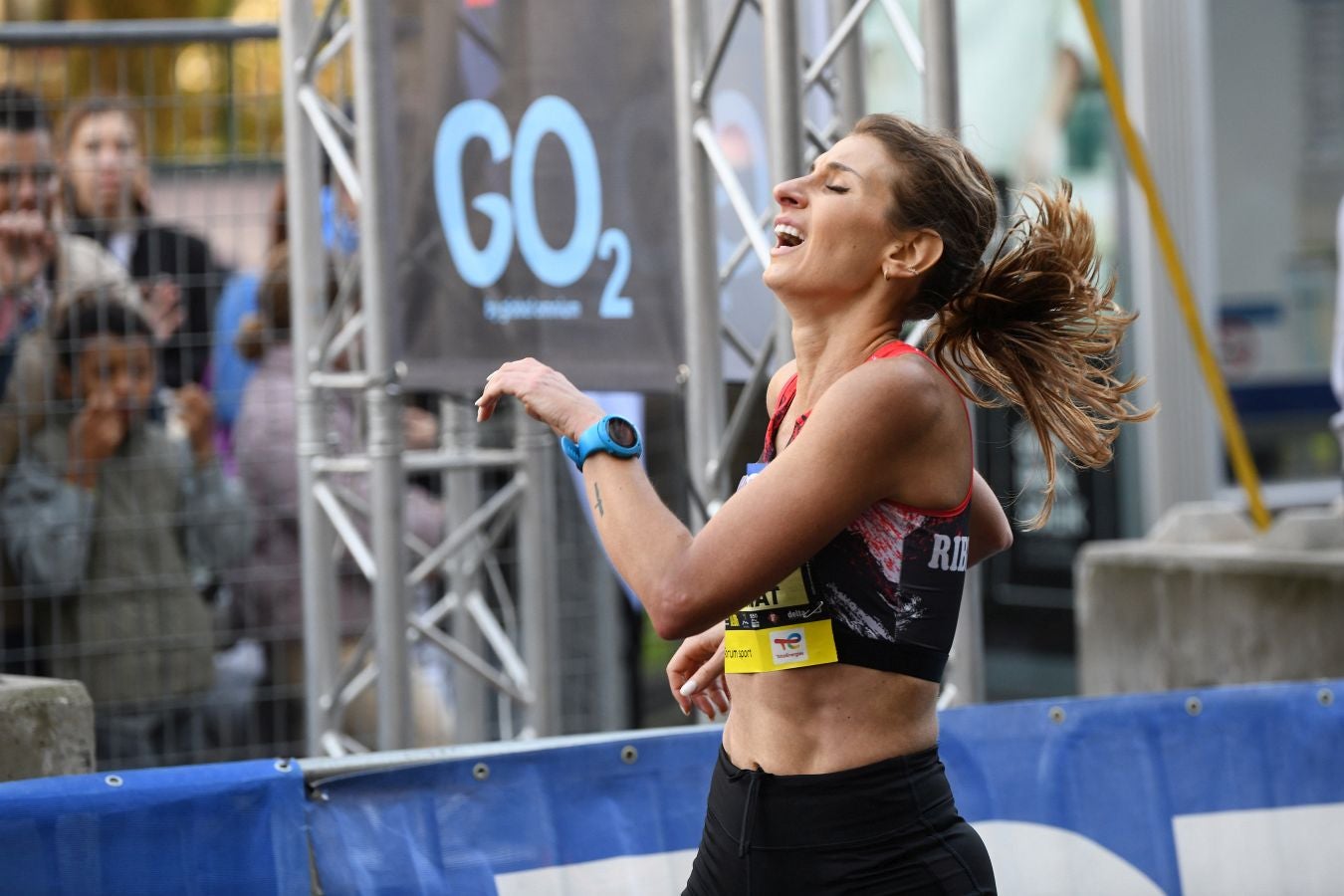 La llegada a meta de los atletas de élite: Raúl Celada y Katherine Tisalema se llevan la Behobia