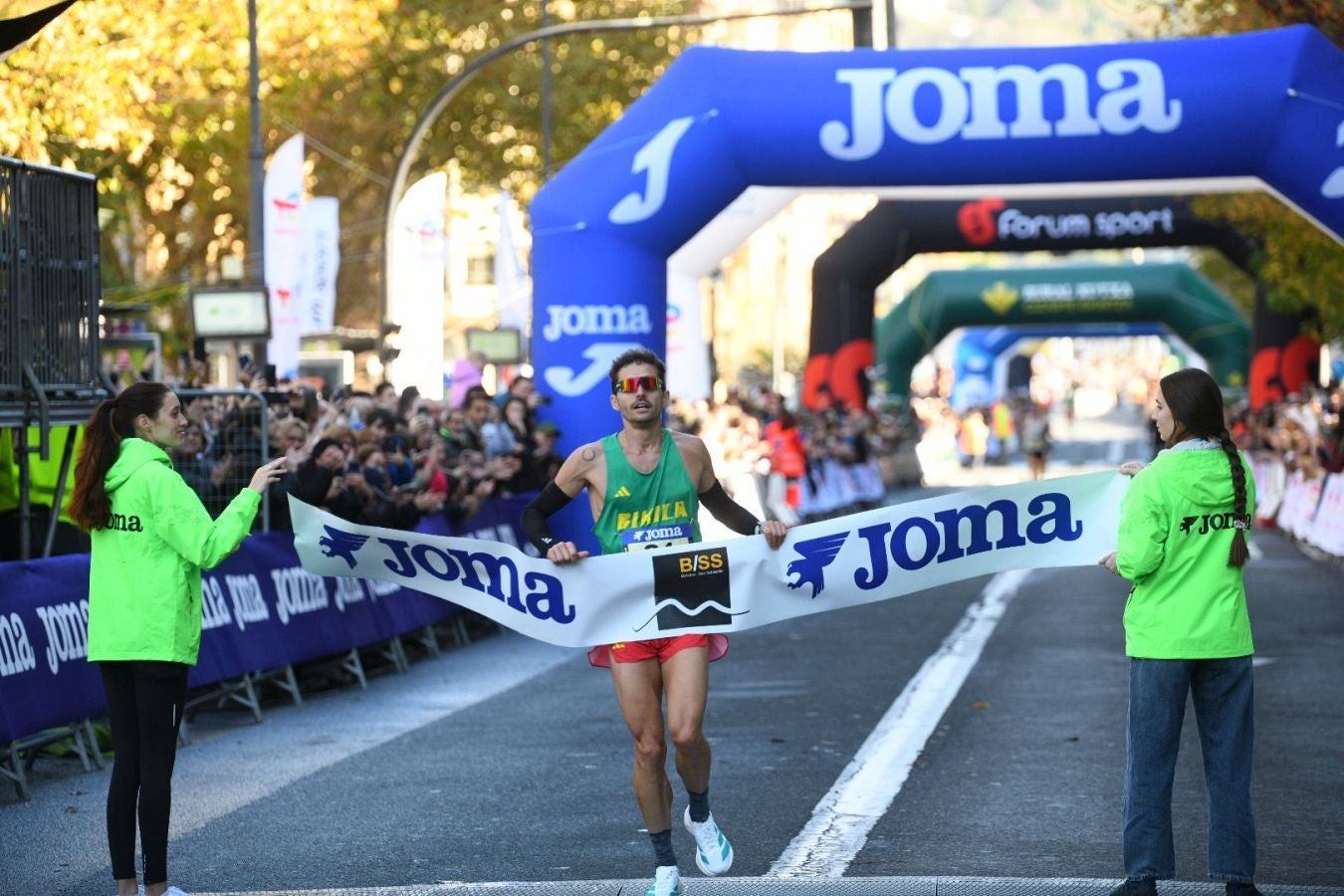 La llegada a meta de los atletas de élite: Raúl Celada y Katherine Tisalema se llevan la Behobia