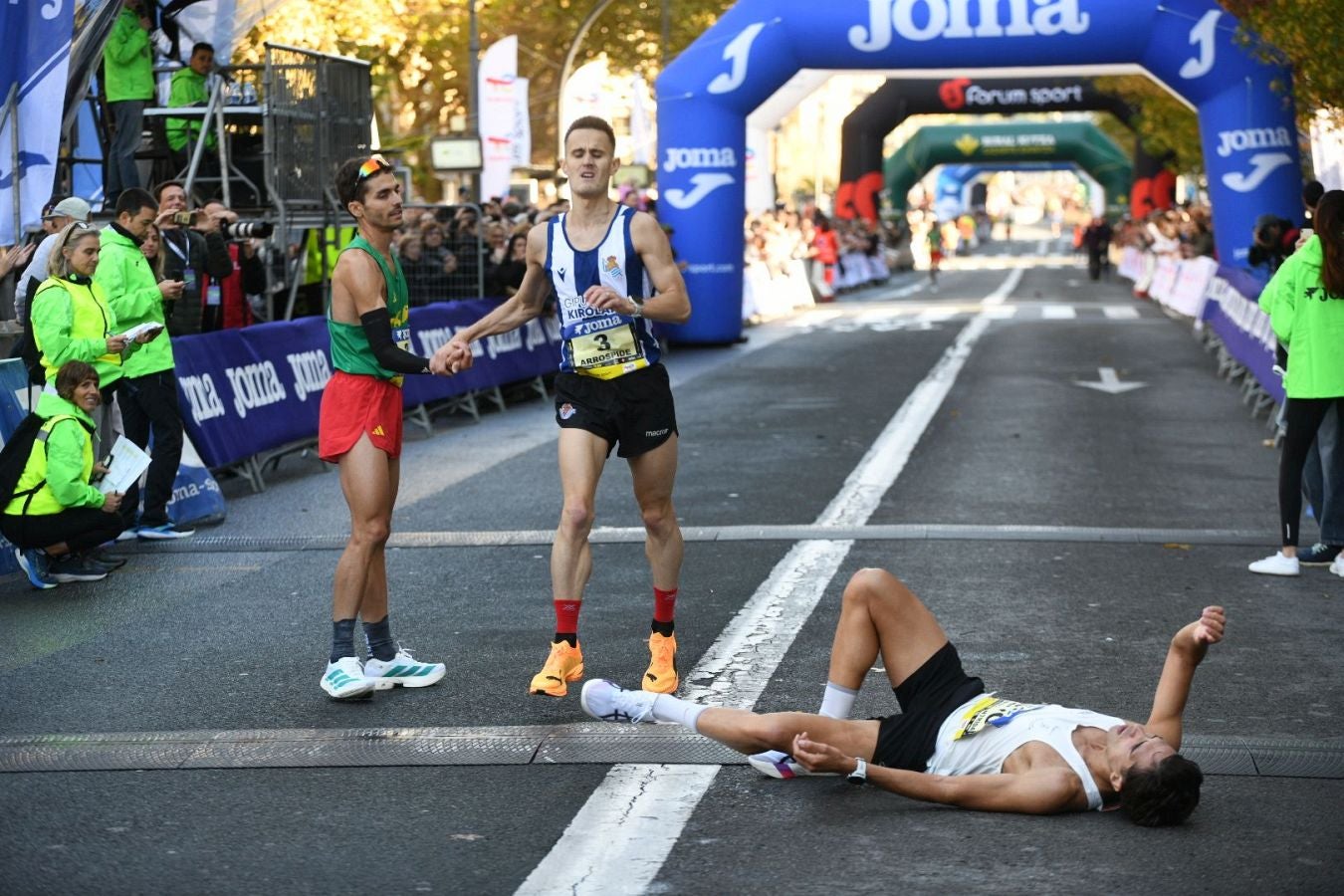 La llegada a meta de los atletas de élite: Raúl Celada y Katherine Tisalema se llevan la Behobia