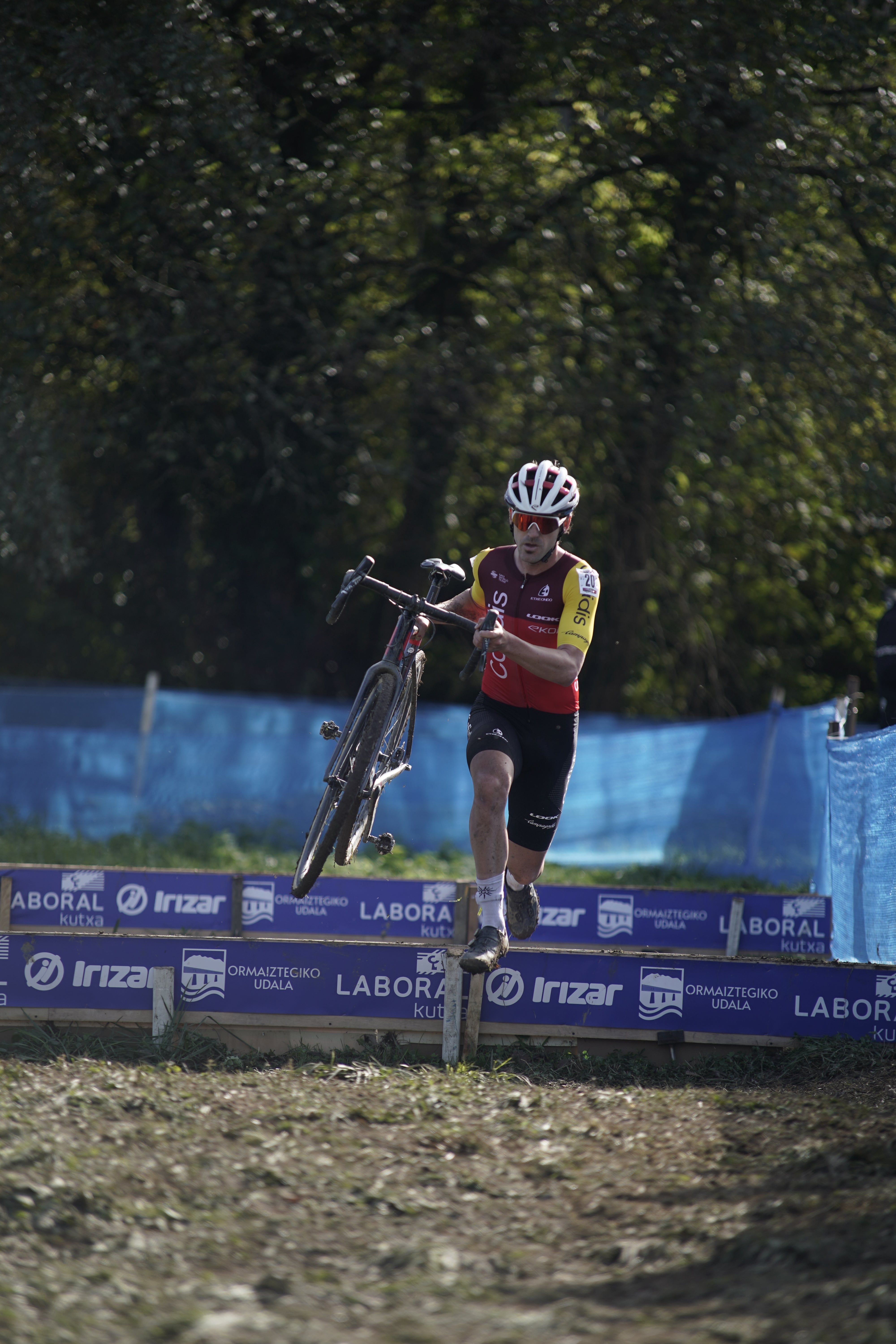 Horny y Morichon dominan el ciclocross de Ormaiztegi