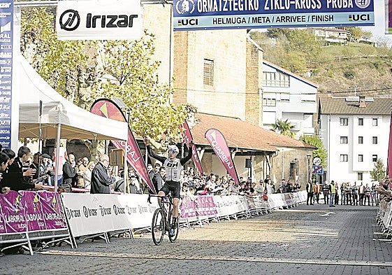 Clément Horny cruza la línea de meta ayer en Ormaiztegi.