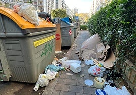 Critica Juan Agirre: «Es de vergüenza el estado que a diario presenta la avenida de Isabel II de Amara, llena de basuras, escombros, cajas de frutería y muebles viejos. La ciudad pierde enteros en materia de limpieza a pasos agigantados entre la falta de educación de unos cuantos y la inacción de quienes tienen la responsabilidad. La ciudad está hecha un asco».