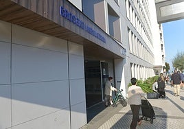 Una mujer abandona el ambulatorio de Gros, en Donostia.