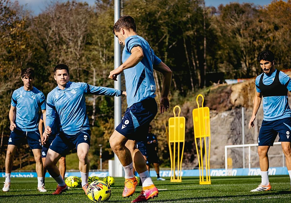 Aihen Muñoz, Zubeldia, Aritz y Soler durante un rondo este lunes en Zubieta.