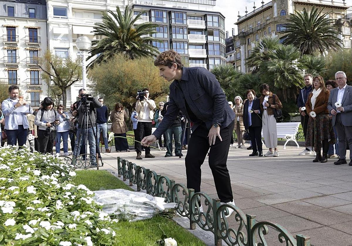 Una ofrenda floral en memoria de las víctimas