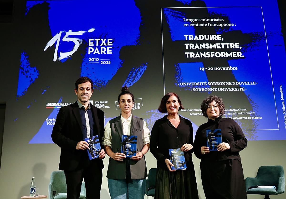 Etxepare eta Parisen burutuko den kongresuko antolatzaileak, astelehen honetan egin duten agerraldian.