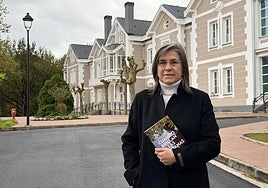 Rosa Díez-Urrestarazu ante las antiguas instalaciones de Fraisoro en Zizurkil. La 'inclusa' cerró a mediados los 90 para otros usos.