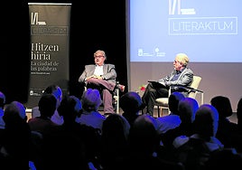 Juan Manuel de Prada conversó con Álvaro Bermejo en el acto inaugural de Okendo.