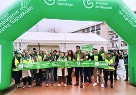 Componentes de la asociación, colaboradores y vecinos y vecinas llegados de toda la comarca en el multitudinario corte de cinta realizado a las once de la mañana en Zelai Arizti.