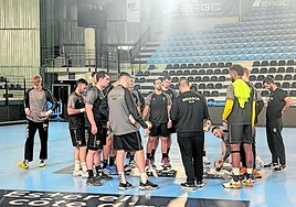 El Irudek Bidasoa Irun se entrenó ayer en el escenario del partido.