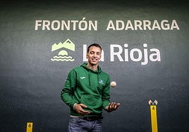 Javier Zabala, en el frontón Adarraga de Logroño.