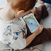 Carlos González, pediatra y experto en crianza: «Hasta pelearse con un hermano es más útil que ver una pantalla»