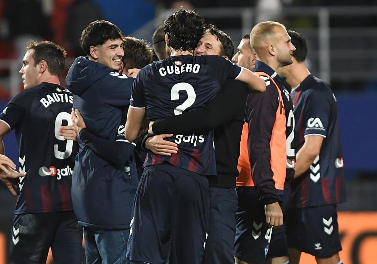 Abrazos y sonrisas en la celebración del Eibar tras la agónica victoria ante el Albacete, reflejo de la importancia del resultado.