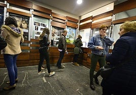 Entrada del público a una sesión cinematográfica en el cine Leidor.