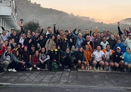 El amplio grupo de oriotarras antes de desplazarse a Behobia para participar en la prueba atlética. A destacar, la alta participación de féminas.