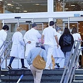 Varios médicos acceden al Hospital Donostia.