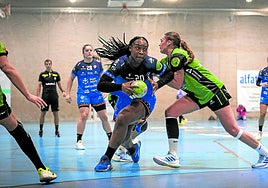 Lyndie Tchaptchet escapa de la defensa rival, este martes en Atarrabia.