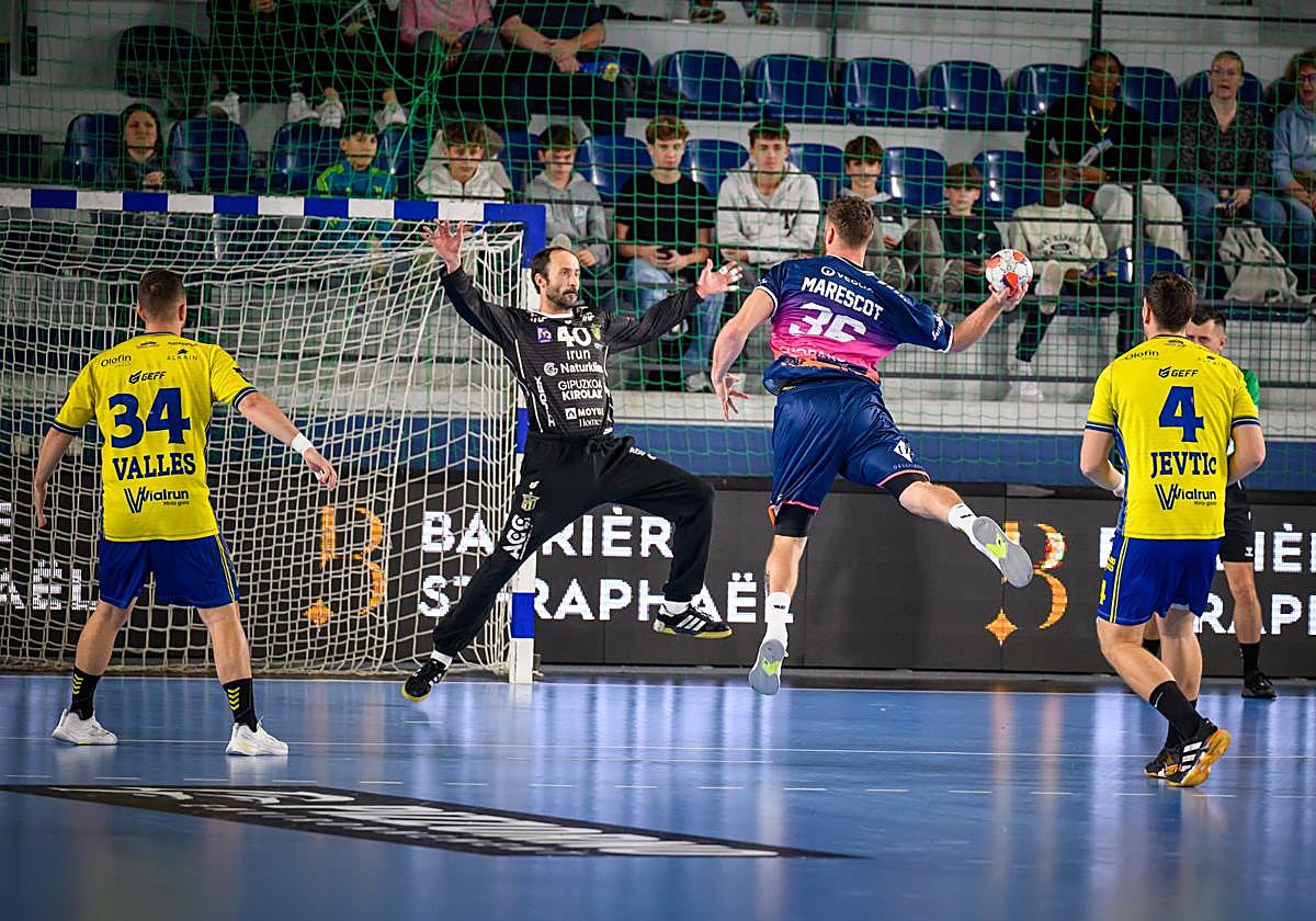 Leo Maciel fue el bidasotarra más destacado, con quince paradas, incluyendo dos lanzamientos de siete metros y cuatro contraataques en uno contra uno.