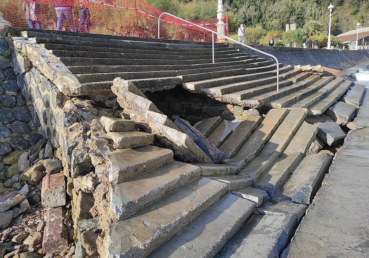 El mar rompe las escaleras de la playa de Ondarreta y compromete el muro que sostiene el paseo