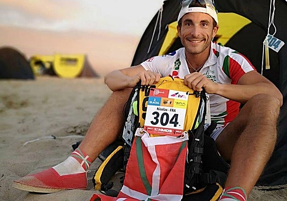 Nicolas Dupláa posa tras una prueba de larga distancia en el desierto.