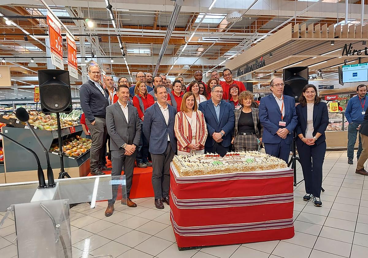 Directivos y trabajadores de Alcampo posan junto a la alcaldesa de Irun, Cristina Laborda, tras el acto de este martes en el interior del hipermercado del centro comercial Txingudi.