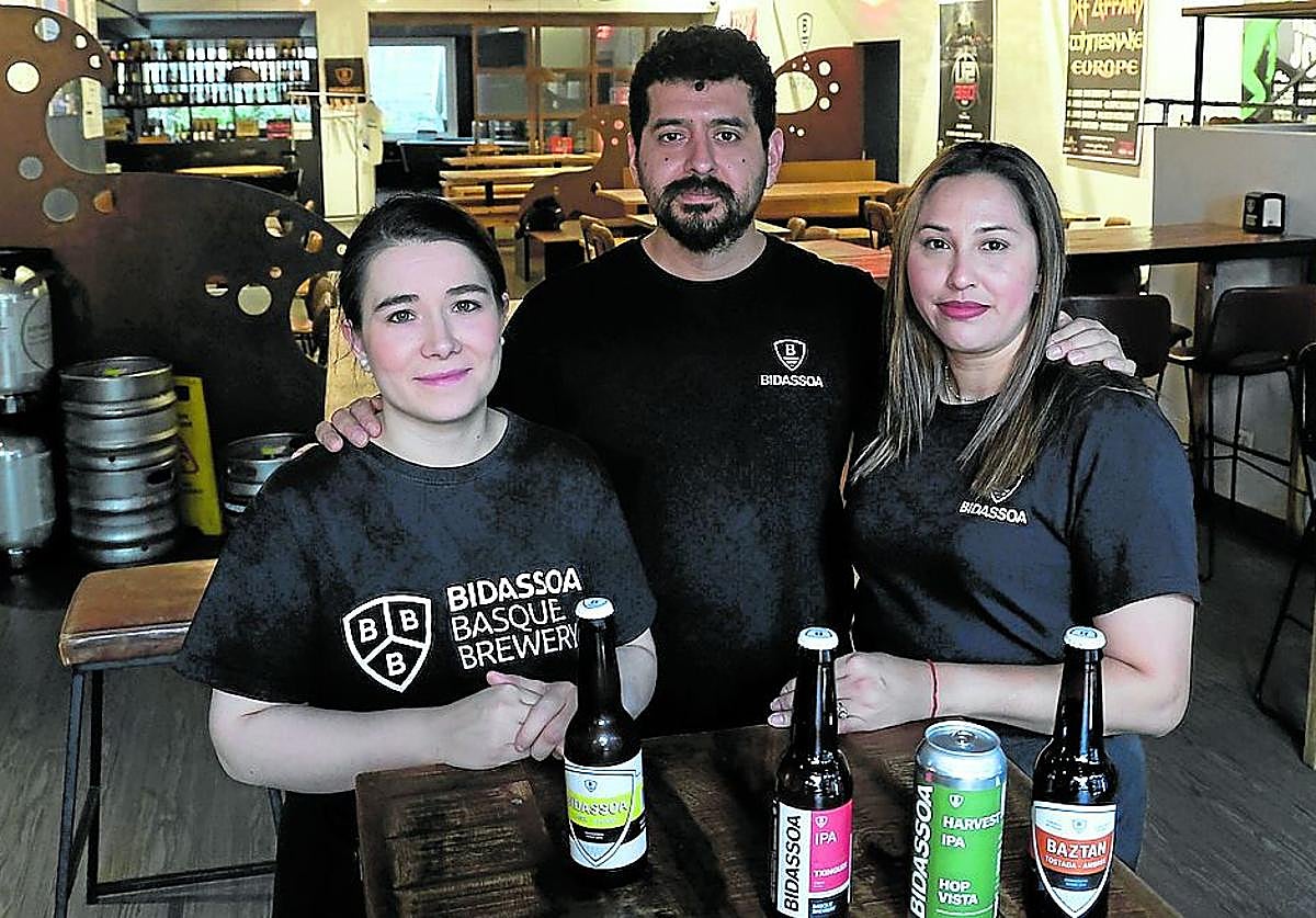 El equipo del Bidassoa Tap Room, ante sus variadas y ricas cervezas.