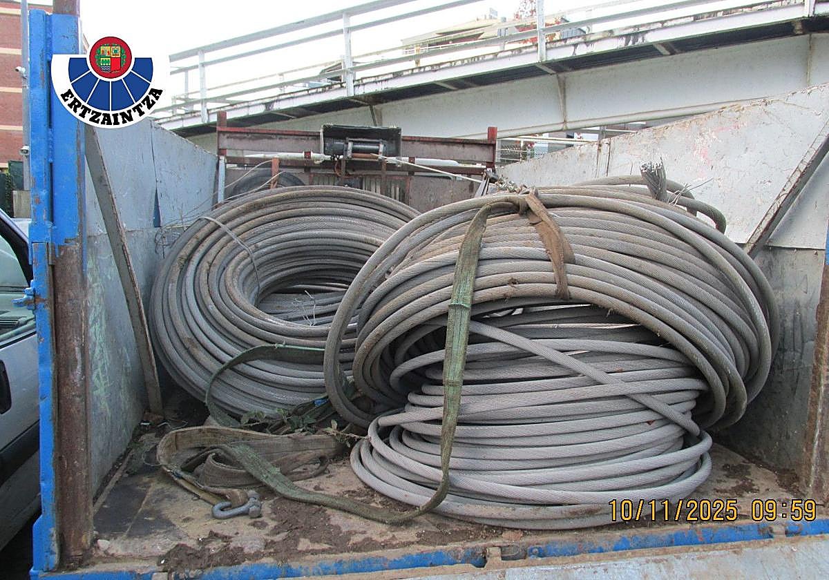 Bobinas de cable recuperadas por la Ertzaintza tras la detención.