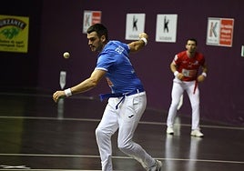 Ezkurdia ehecuta un saque en el Uarkape de Arrasate ante Altuna III.