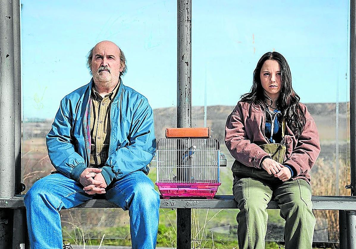 Los actores Javier Cámara y Carla Quílez, en una escena de la interesante serie.