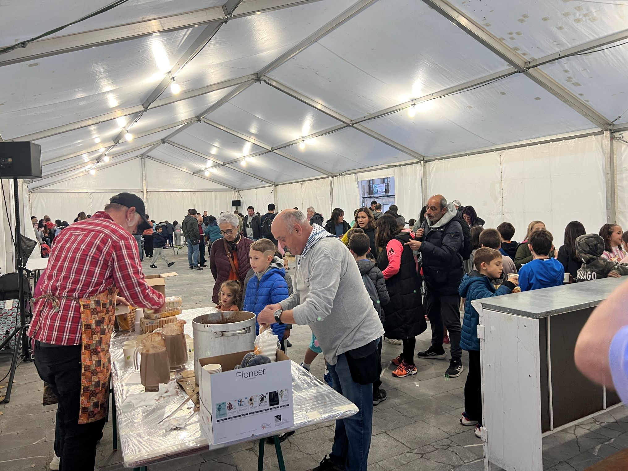 85 kilos de morcilla y muchos litros de chocolate por San Martín