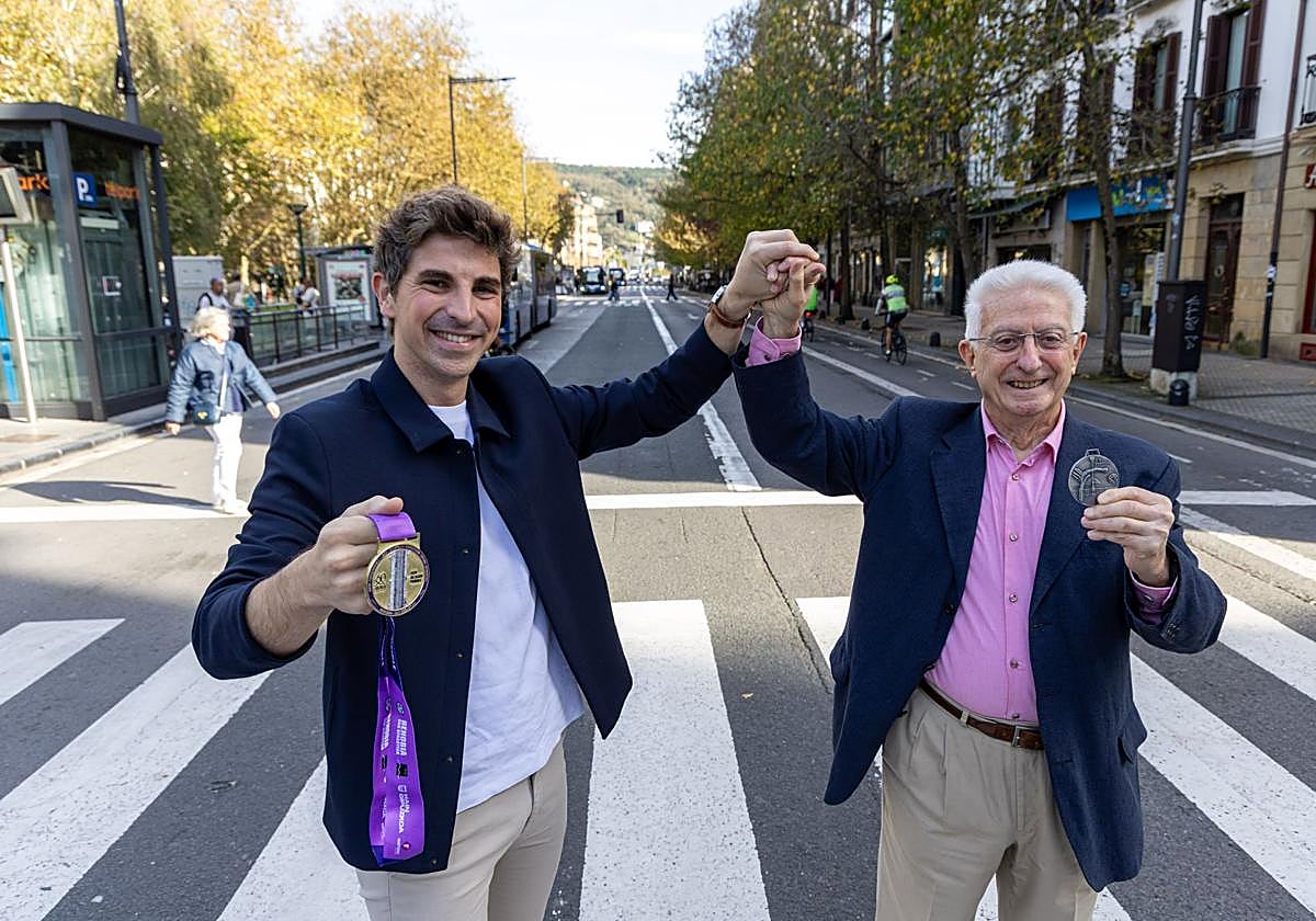 Jon Insausti y Xabier Albistur, este martes con sus medallas de la Behobia-SS en el Boulevard.
