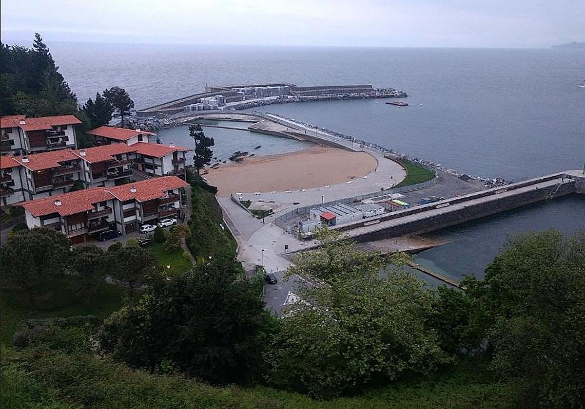 Vista del dique del puerto de Mutriku y de su entorno en abril del 2023, poco después de que se paralizaran las obras para su prolongación.