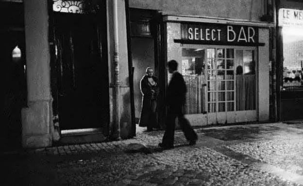 Una prostituta llama la atención de un hombre en una calle de París.