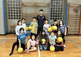 Jon Urbieta junto a un grupo de benjamines en la cancha de Mariaren Lagundia.
