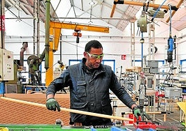 Un trabajador, en una empresa industrial guipuzcoana.