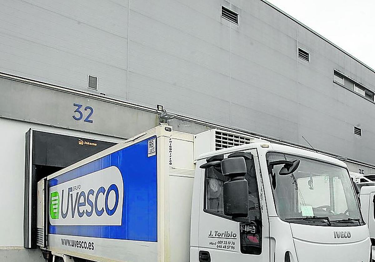 Un camión descarga alimentos en el centro logístico de Irun.