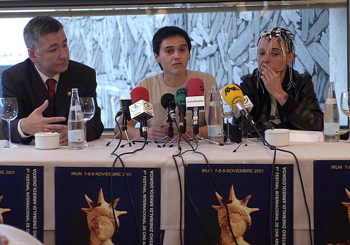 Fernando San Martín, Mertxe Urteaga y Begoña del Teso, presentando la primera edición del Ficab en 2001.
