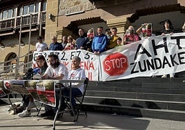 Atzo eguerdian Stop Zundaketak-AHT-rik ez! plataformak eskainitako prentsaurrekoaren irudia.