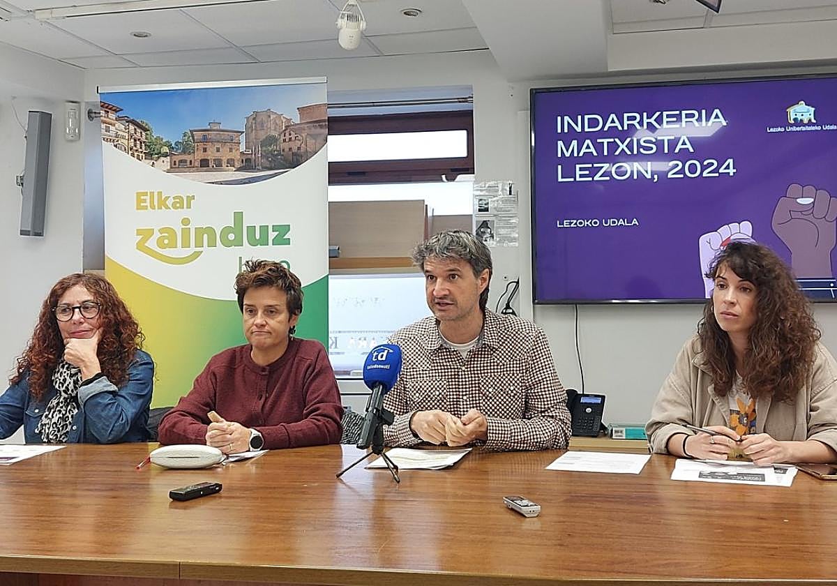 Ainhoa Irazu, Dami Muñoz, Mikel Arruti y Eneritz Arruti durante la rueda de prensa celebrada este martes en la sala de cultura.