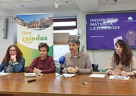 Ainhoa Irazu, Dami Muñoz, Mikel Arruti y Eneritz Arruti durante la rueda de prensa celebrada este martes en la sala de cultura.