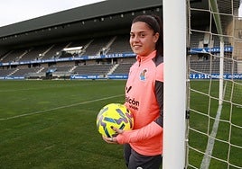 Julia Arrula posa con un balón, ayer sobre el terreno de juego del estadio de Zubieta.