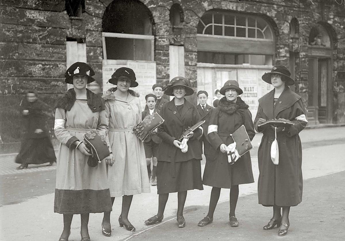Postulantes de la 'Fiesta de la Flor', con distintos tamaños de sombreros.